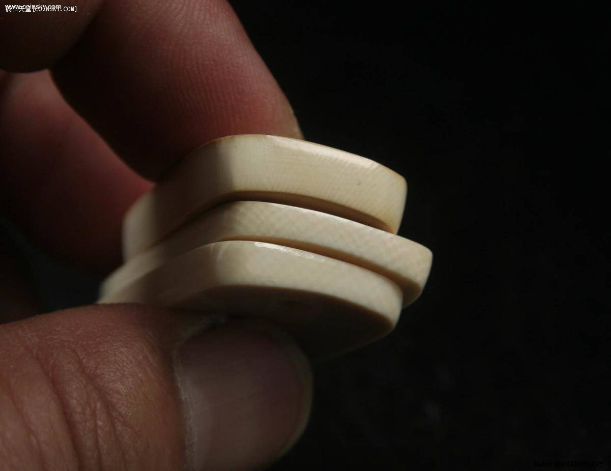 猛犸象牙荷包扣三个其中一个还带皮