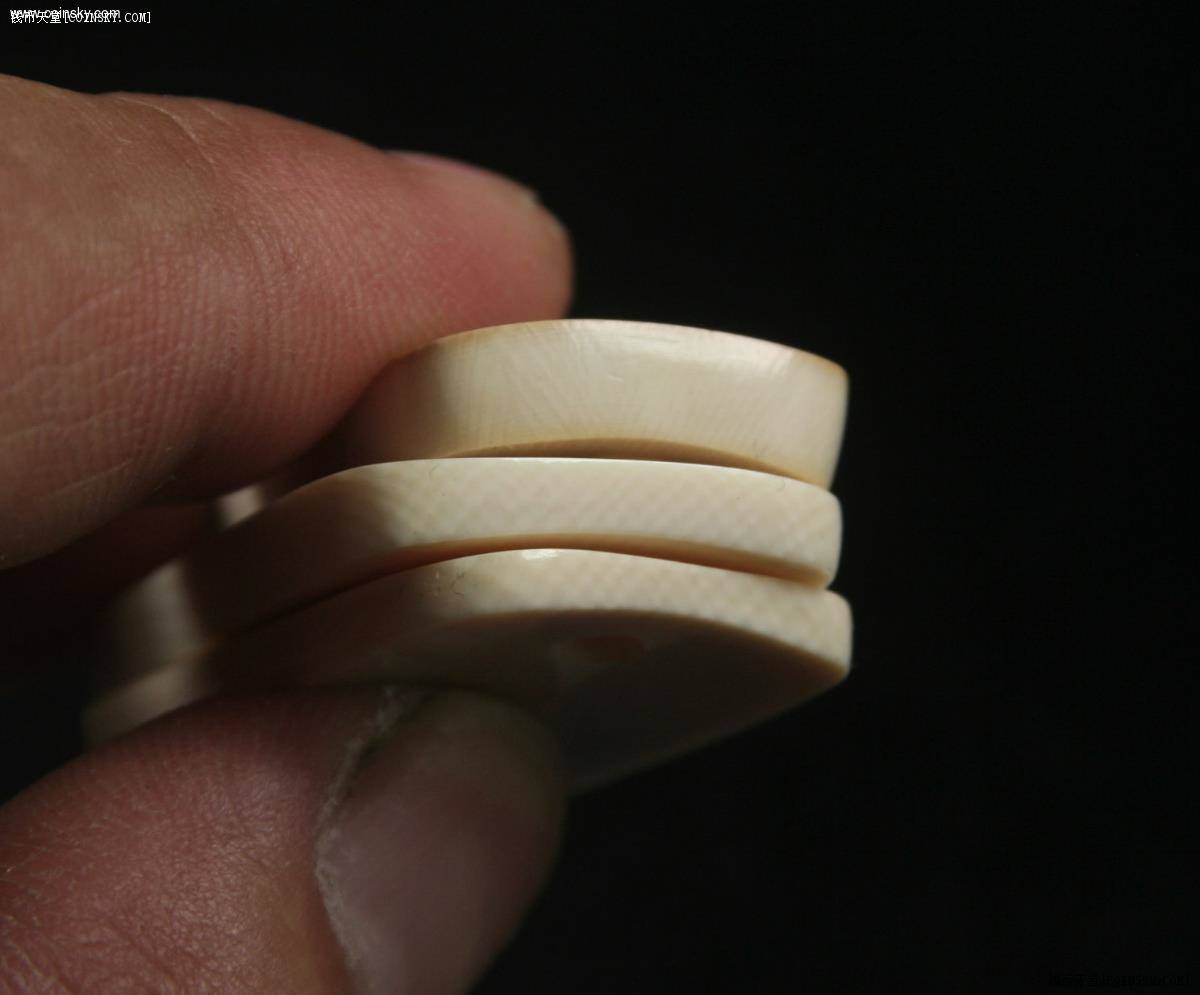 猛犸象牙荷包扣三个其中一个还带皮