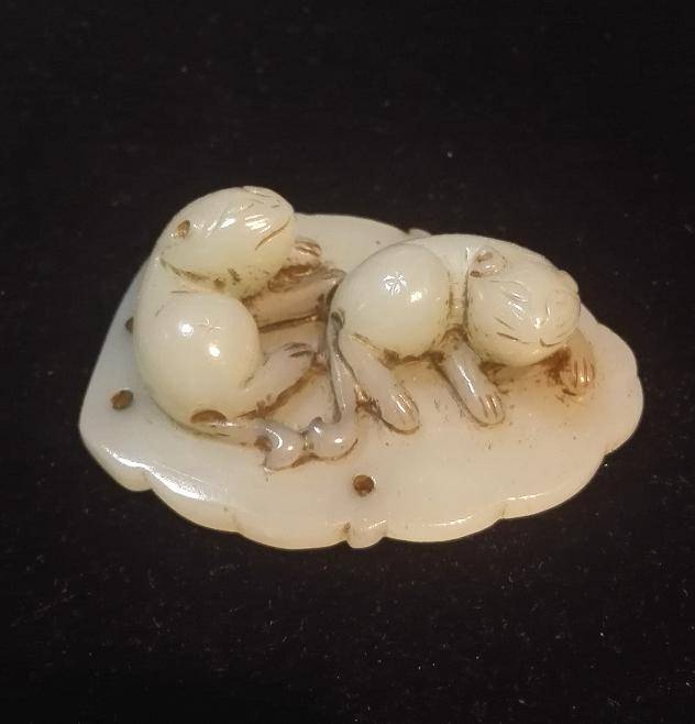 清一叶双獾白玉佩