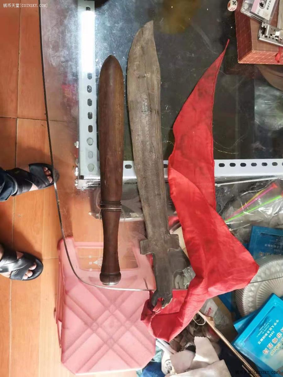 交易区详情·朝鲜人使用的洗衣棒和一个80年代完好的木头大刀一起