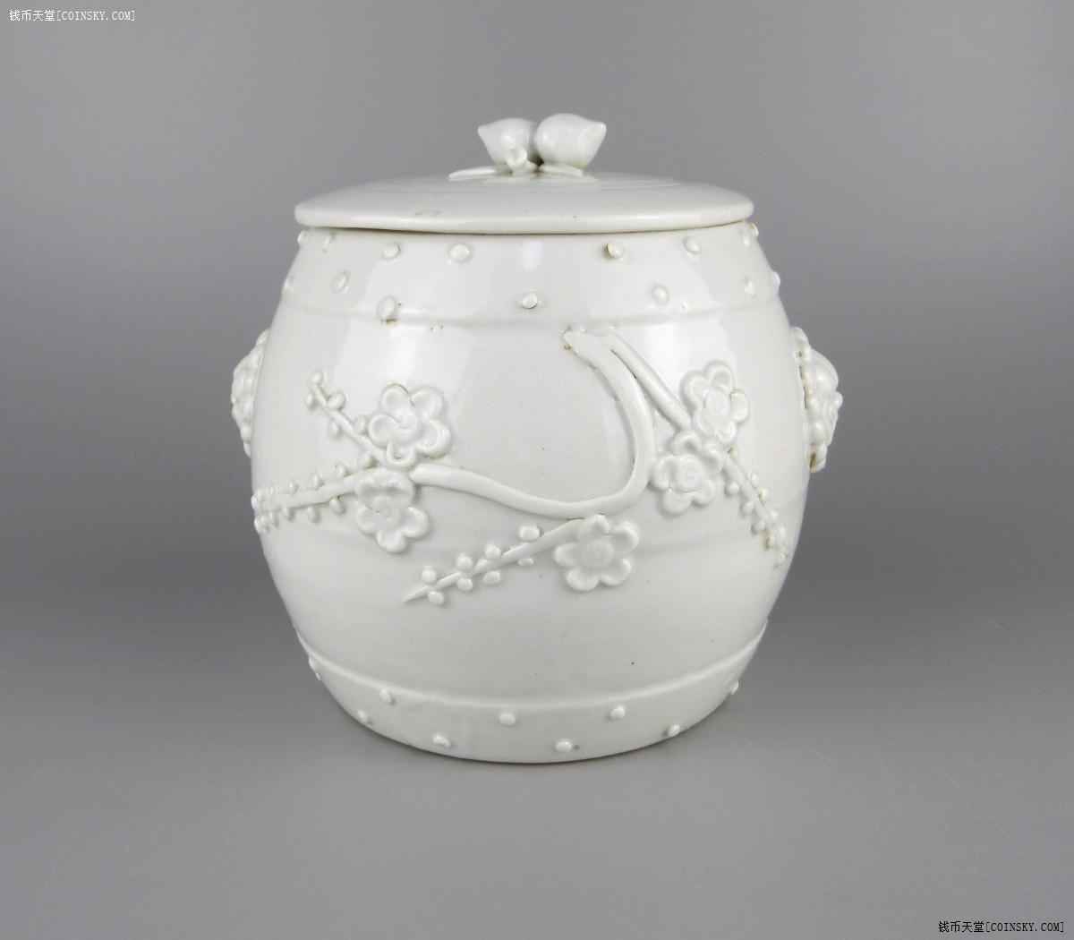 德化窑白釉贴塑梅花纹茶叶罐
