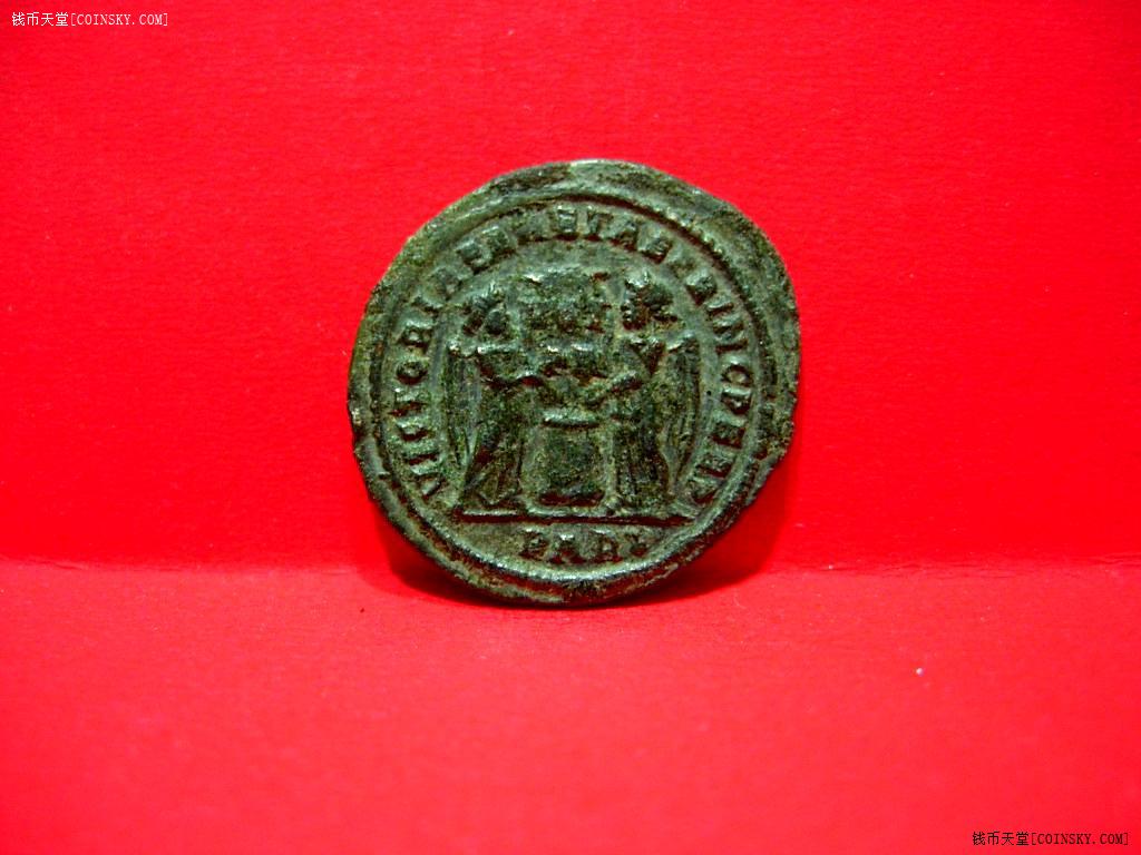 美品罕见罗马君士坦丁大帝扛矛左像版祭坛2女祭师铜币