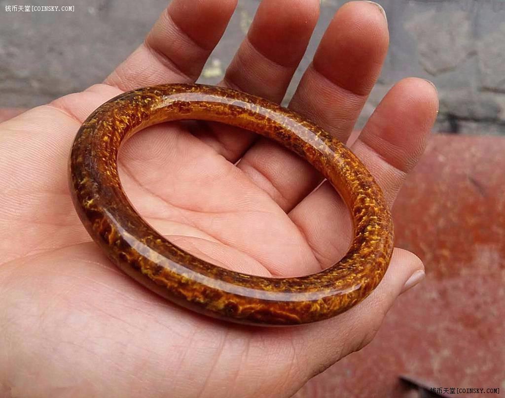 纤纤玉手温润细腻精细饱满花纹漂亮金丝海柳时尚圆条手镯