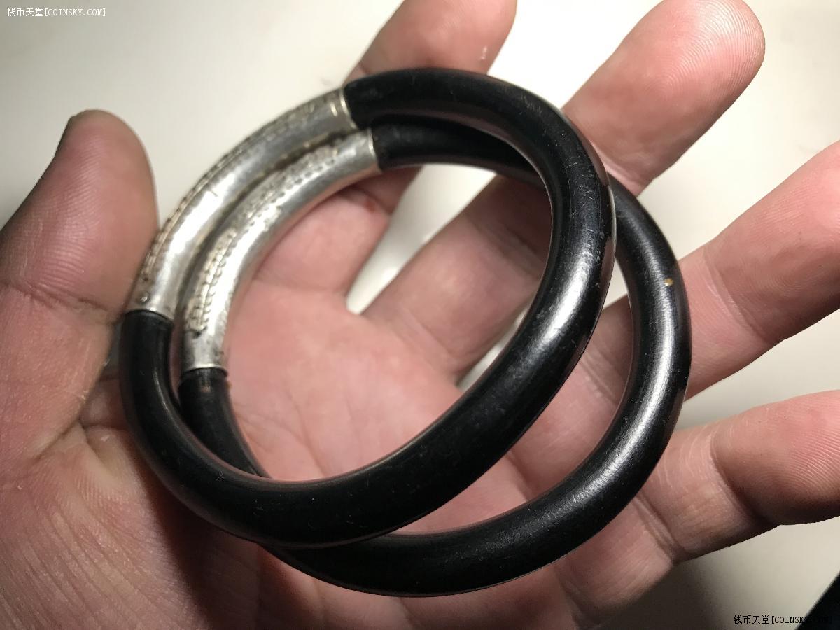 清代黑珊瑚精工蝴蝶花卉银镯一对