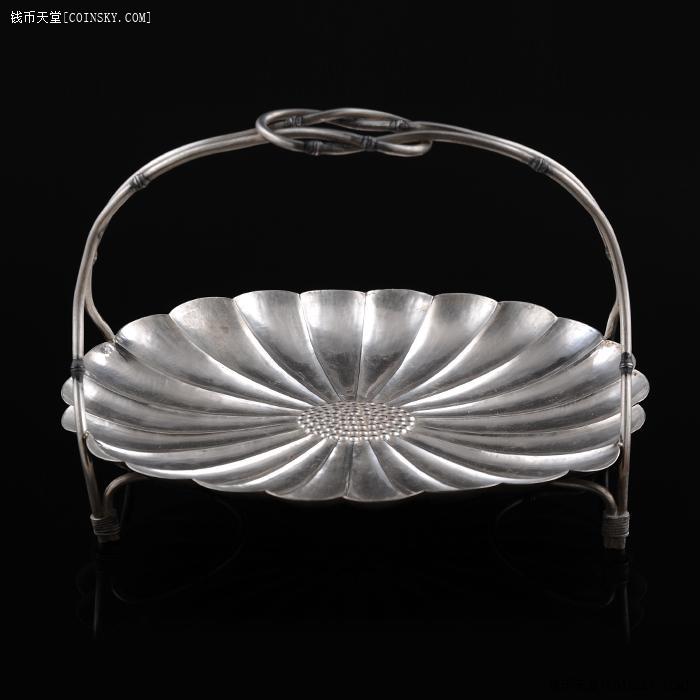 已售晚清民国北京声元仿日式菊花纹足银提梁盘中国古董银器